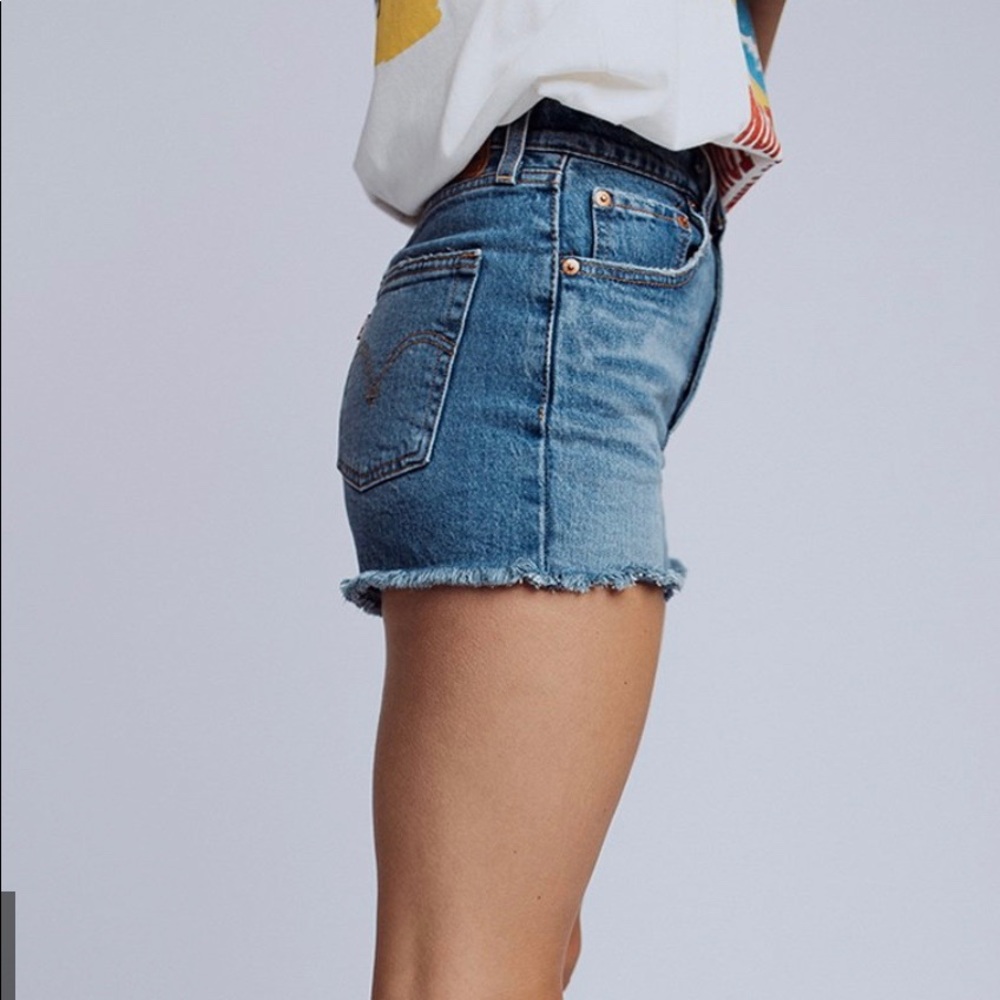 Levi’s Ribcage Shorts - Picture 3 of 7